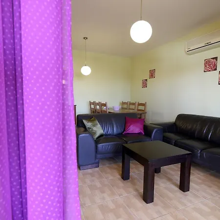 Queens Gardens Apartman *